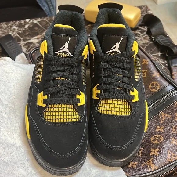 Jordan 4’s thunders size 7 youth or size 8 women I am negotiable